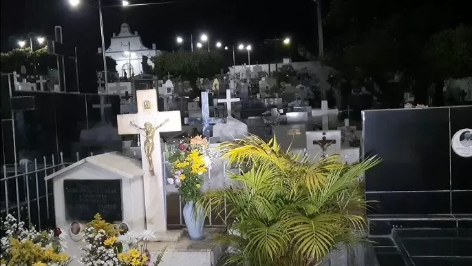 Mistério no Cemitério: Homem Invade Tumba para Dormir e Obriga PM a Agir em Ji-Paraná durante Ocorrência, digna de roteiro de Filme de Terror