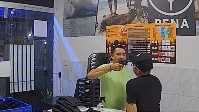 Execução Brutal com Tiro na Testa: Homem Estoura Cabeça de Rival com Tiro à Queima-Roupa — Vídeo Chocante!