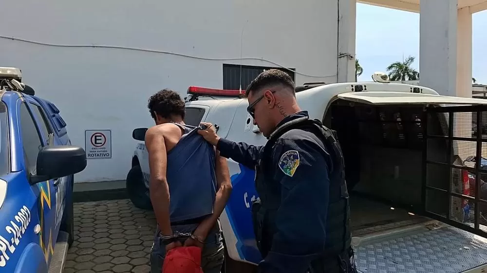 Populares enfrentam Ladrão e impedem Furto de Moto em Ji-Paraná, próximo ao Trevo da Havan empurrando a motocicleta
