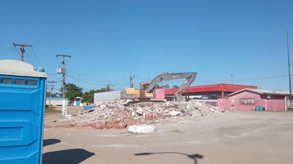 Palco antigo do Beira Rio em Ji-Paraná é demolido e novo espaço será construído com mais segurança e modernidade
