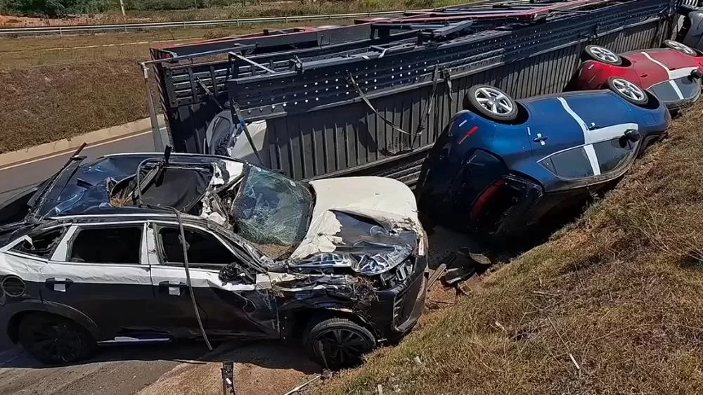 Vídeo: Carreta-Cegonha Tomba no Anel Viário de Ji-Paraná por Possíveis Falhas na Obra Milionária