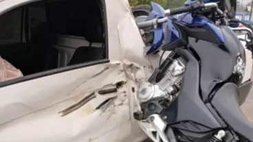 Motociclista Empinando Motocicleta Colide com VW Saveiro em Ji-Paraná