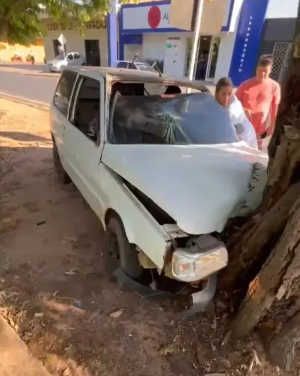Falha nos Freios: Carro Fica Destruído Após Perder o Freio e Bater em Árvore em Frente a Escola em Ji-Paraná!