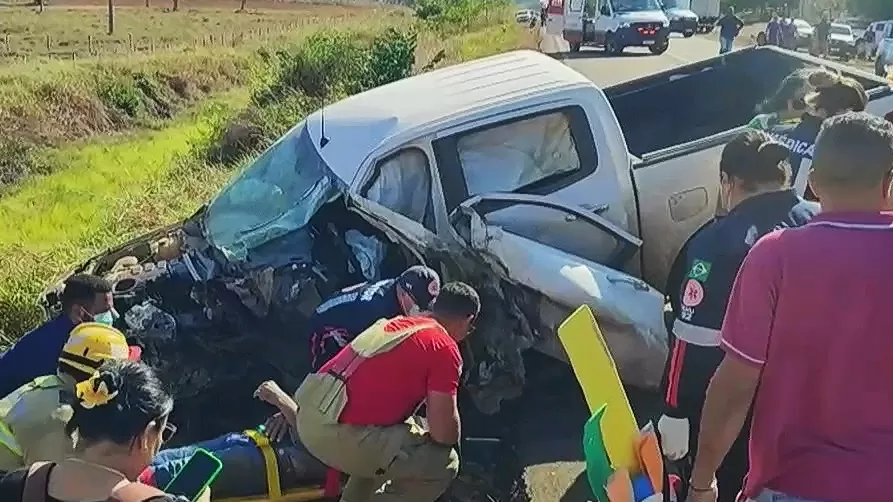 Vídeo: Caminhonete Bate Violentamente em Carreta Carregada na BR-421 Próximo a Ariquemes — Motorista Sofre Fratura!