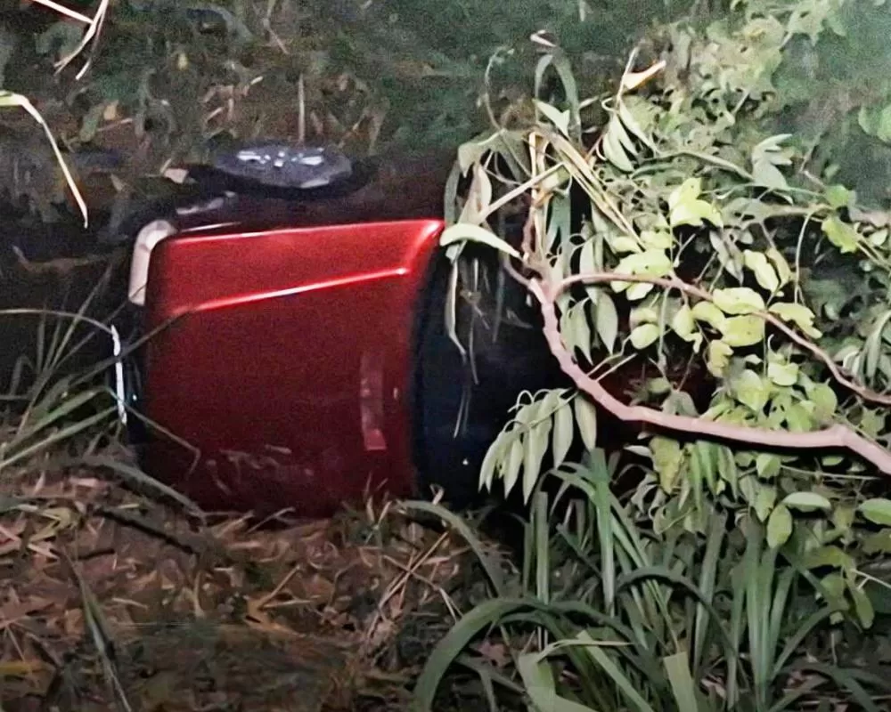 Acidente Grave em Ji-Paraná: Fiat Uno Cai Dentro de Bueiro na Av. Transcontinental e Motorista Fica Preso no Veículo no Primeiro Distrito 