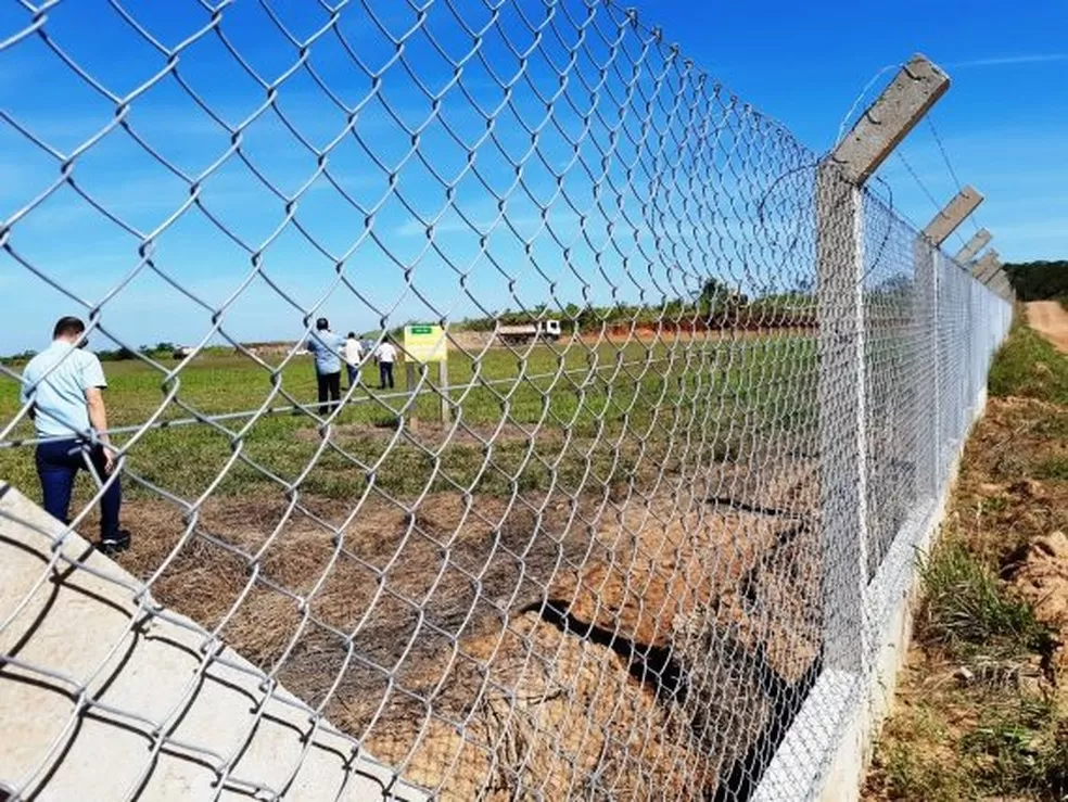 Ji-Paraná: Motorista Bate em Portão de Hangar no Aeroporto e Foge em Alta Velocidade Sem Prestar Contas