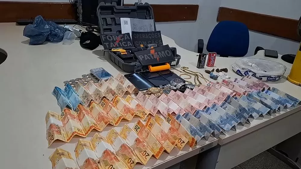 PM Prende Traficante Reincidente com Drogas, Dinheiro e Tornozeleira Desligada em Ji-Paraná