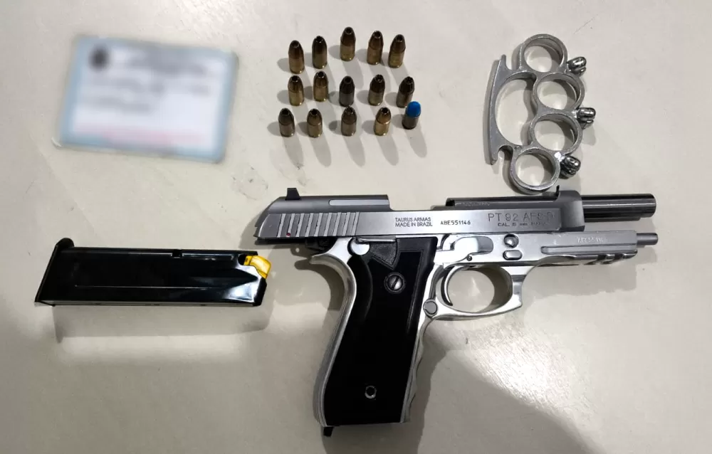 Ji-Paraná: Polícia Militar Apreende Pistola 9mm de Uso Restrito e Soco Inglês com Homem em Atitude Suspeita 