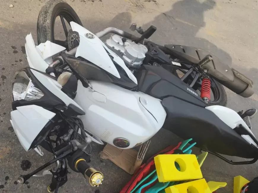 Carro faz Conversão Irregular e Motocicleta Atropela: Casal fica Gravemente Ferido em Acidente em Ji-Paraná na Avenida 6 de Maio