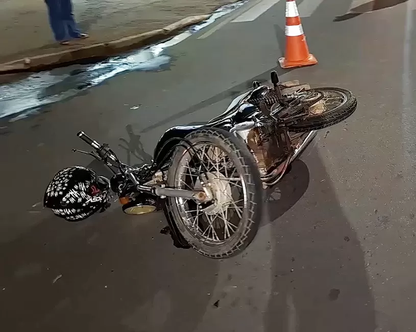 Colisão violenta Entre Motocicleta e Caminhonete na Av. Brasil Deixa Jovem Ferido em Ji-Paraná – Veja Como Foi o Impacto