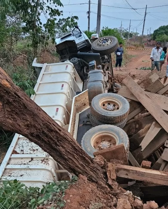 Desastre no interior de Rondônia: Caminhão Caçamba Despenca de Ponte de Madeira e Revela Risco nas Estradas Rurais