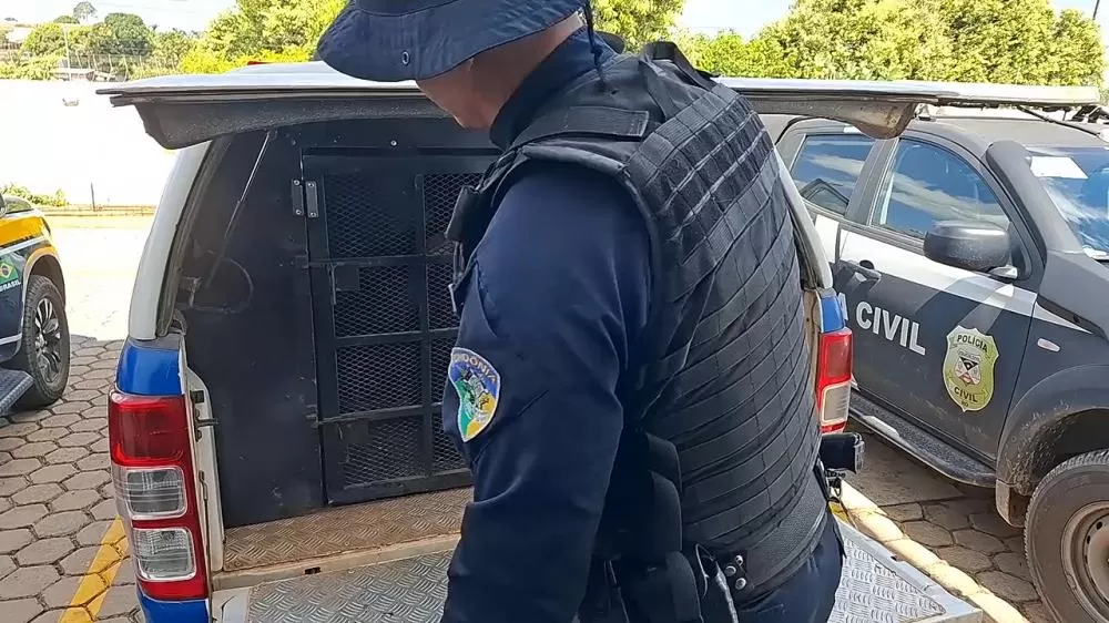 Ji-Paraná em Alerta: Motorista Foge da PM, Colide com Muro, Ameaça Família com Facas e Acaba Preso após Invadir a Casa da Sogra