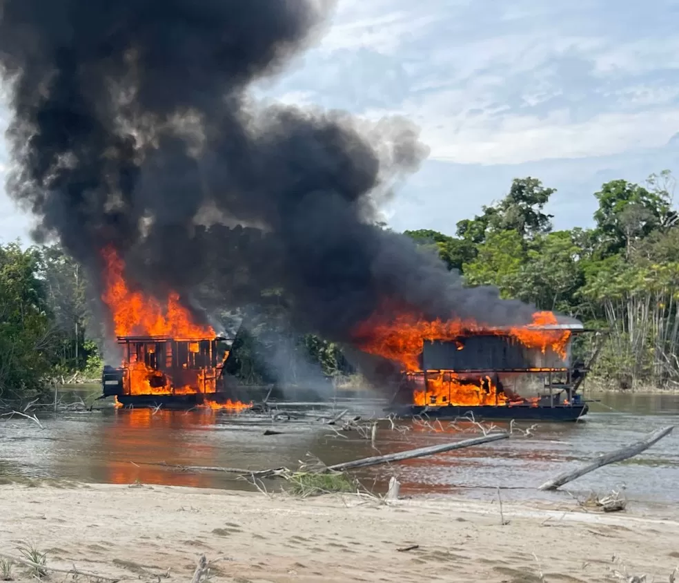 Zona de Guerra: Em Vídeo Explosões, Dragas Atingidas e Força Nacional: PF Deflagra Megaoperação Contra Garimpo Ilegal em Humaitá