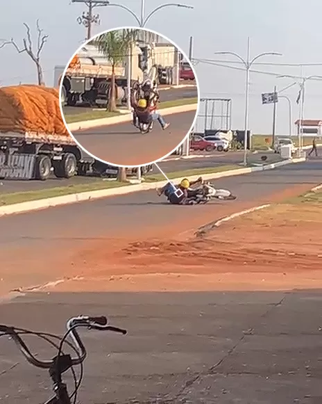 Em vídeo Mototaxista é Derrubado por Fios Elétricos Após Carreta Derrubar Poste e Causar Apagão na Cidade — Veja o Acidente