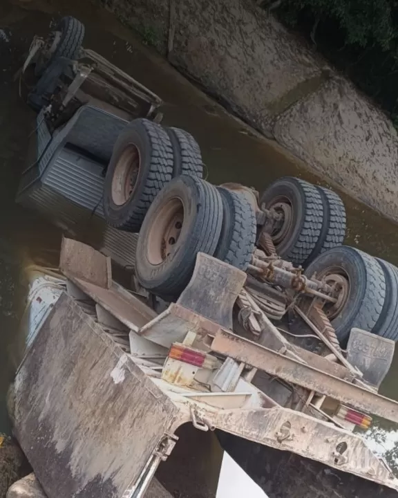 Caminhão Despenca Descarregando Pedras em Córrego e em Ji-Paraná no Travessão entre a Linha 86 e Linha 82