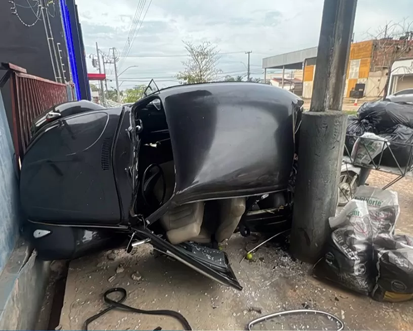 Mistério e Destruição: Em vídeo “Fusca Preto” Capota em Ji-Paraná e Ocupantes Desaparecem após Batida Violenta a Rua 22 de Novembro