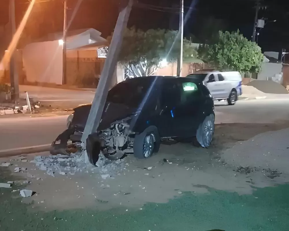 Em Ji-Paraná carro Desgovernado atinge Poste e quase Provoca Apagão na T-28 — Parte frontal destruída