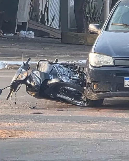 Acidente entre Carro e Moto chama Atenção em Ji-Paraná na Rua T-28 com a Avenida Maringá, em Ji-Paraná