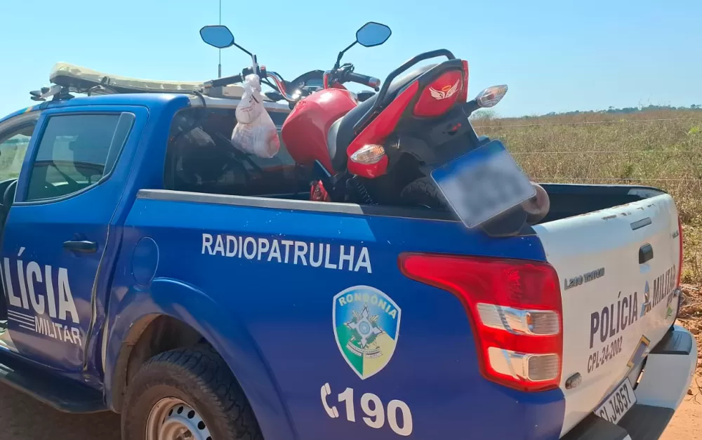 Ji-Paraná: Polícia Militar Recupera Moto Roubada Abandonada com Chave na Ignição em Área de Mata