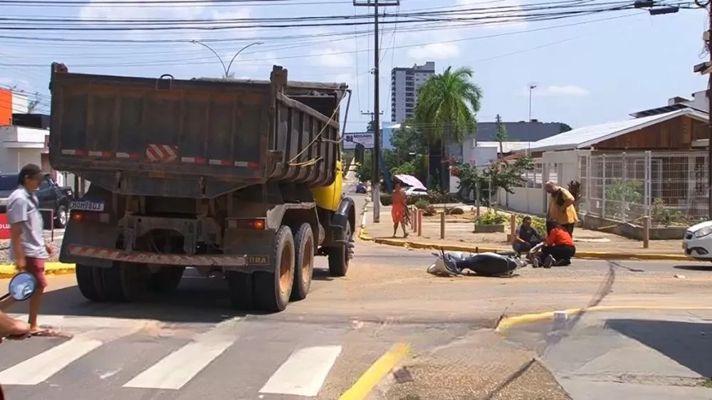 Grave Acidente em Ji-Paraná: Jovem Atropelada por Caminhão em Rotatória Movimentada na Avenida 6 de Maio 
