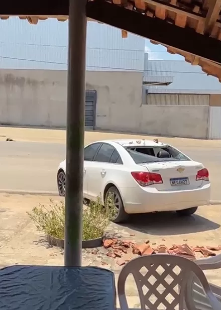 Em vídeo Carro desce Sozinho e Acerta Caminhonete Estacionada em Ji-Paraná causando grandes Prejuízos Materiais 
