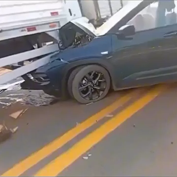 Em vídeo agora: Caminhão Boiadeiro provoca engavetamento na BR-364 — Mulher fica ferida e tragédia é evitada por pouco
