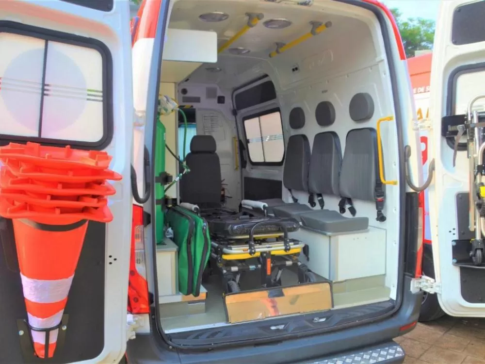 Menor sem habilitação causa acidente grave em cruzamento de Ji-Paraná: duas pessoas feridas após colisão entre moto e carro