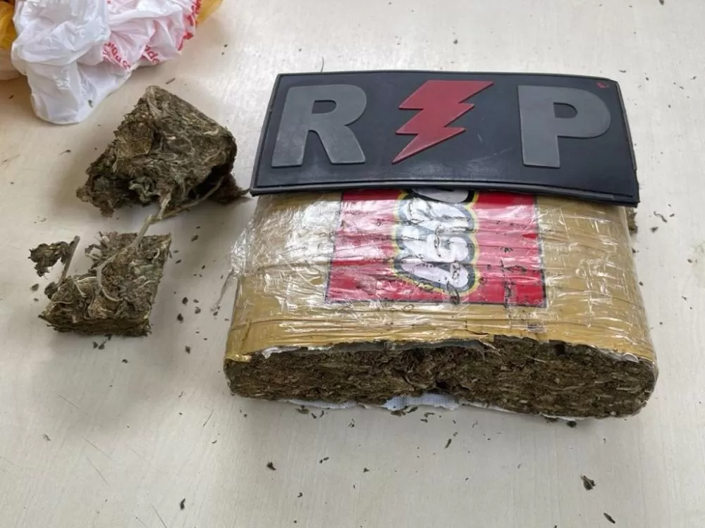 Polícia Militar Estoura Boca de Fumo em Ji-Paraná e Prende Jovem com Quase 1 Kg de Maconha