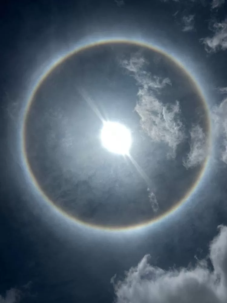 Céu de Ji-Paraná é Tomado por “Halo Solar” Misterioso: Fenômeno Impressiona Moradores com Círculo Colorido Gigante