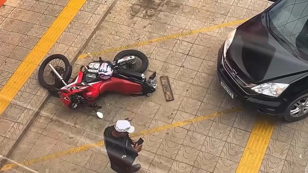 Grave Acidente Entre Carro e Moto é Registrado na Rua T-6 em Ji-Paraná – Motociclista Fica Ferido