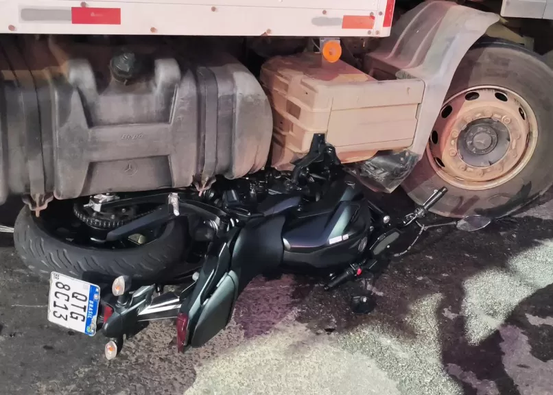 Motocicleta fica completamente destruída após acidente impressionante com caminhão na Rua Aracaju em Ji-Paraná