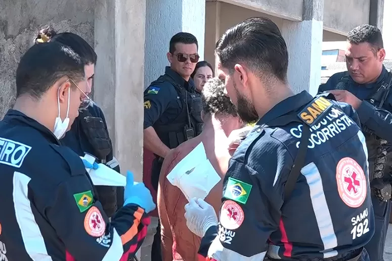 Homem é Esfaqueado nas Costas por “Amigo de Copo” e Faca Fica Cravada no corpo da vítima em Ji-Paraná