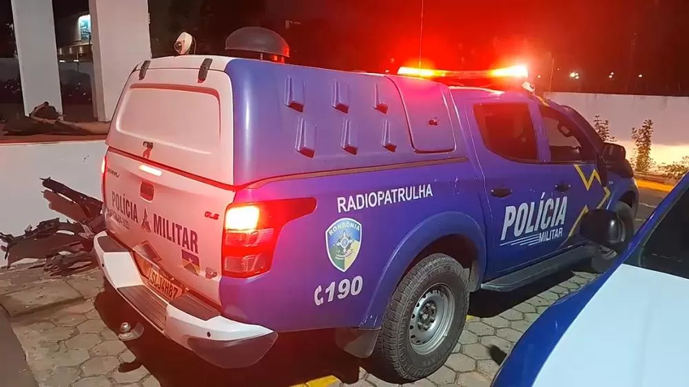  Vândalo é flagrado destruindo carro com pedras na Avenida Brasil em Ji-Paraná — Frente ao Azulão, na Vila Jotão