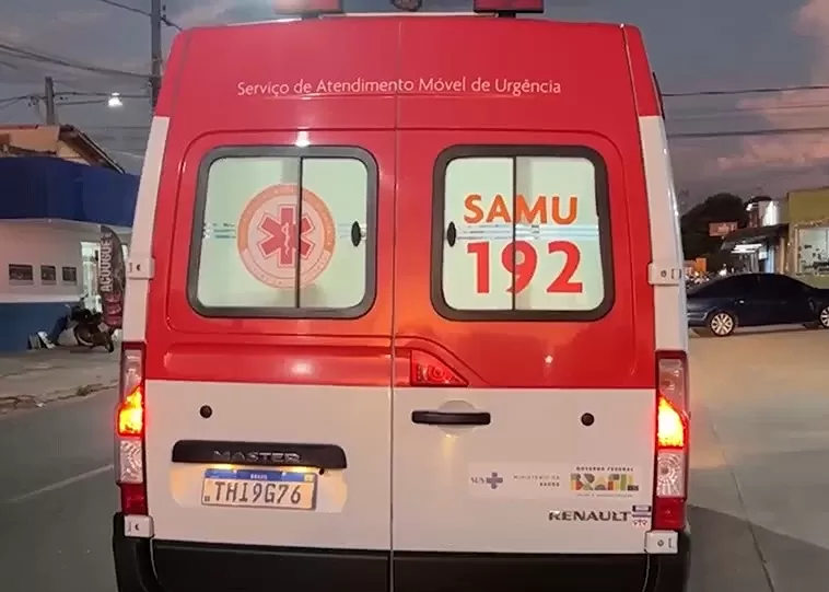 Motociclista sofre fratura após colisão com carro na Rua K-5 em Ji-Paraná — SAMU é acionado às pressas entre T-6 e T-7