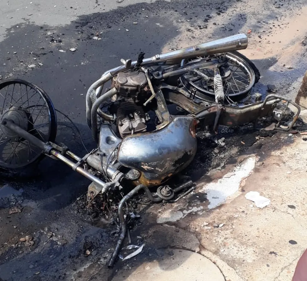 Ex Incendeia Motoneta da Ex-Companheira Após Noite de Bebedeira, Ciúmes e Rejeição em Ji-Paraná