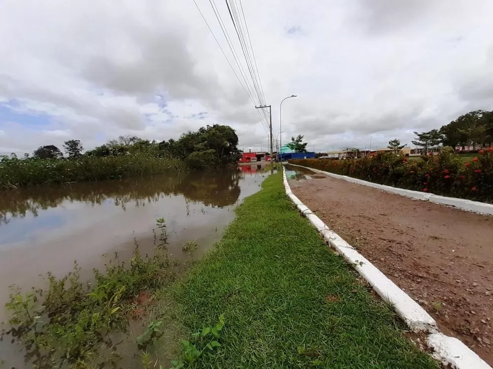 Temporal causa alagamentos em Ji-Paraná em diferentes pontos da cidade — Dificuldades para sair de casa