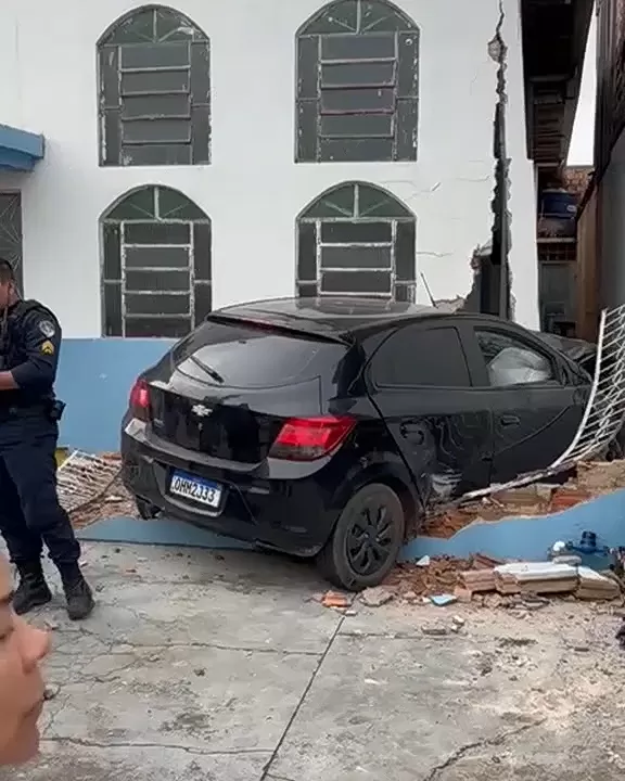 Vídeo: Carro invade muro de igreja após colisão com moto na T-8 em Ji-Paraná — Duas pessoas gravemente feridas 