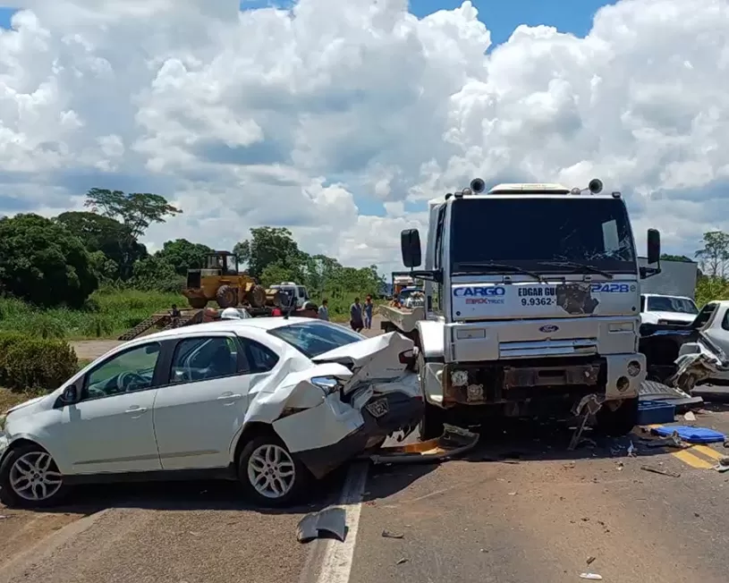 Colisão Violenta Paralisa BR-364: Veículos Destruídos e Trânsito Caótico Entre Ji-Paraná e Ouro Preto do Oeste