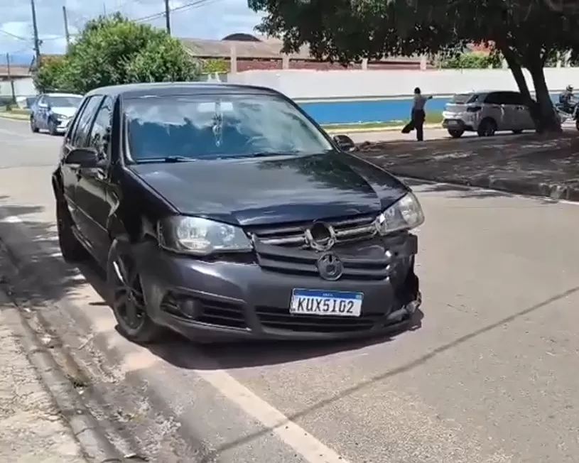 Motociclista em Honda Biz é atingida por carro na T-15 com a Rua São Luiz — Acidente causa tensão em Ji-Paraná