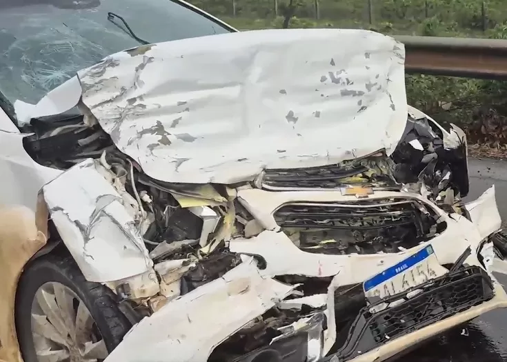 Colisão Violenta na BR-364 Deixa Motorista Gravemente Ferido Após Carro Aquaplanar na Pista