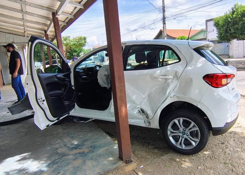 Motorista Bate Forte e Destrói Carro Zero KM Minutos após sair da Concessionária em Ji-Paraná na Rua T-14 com a Rua São Luís 