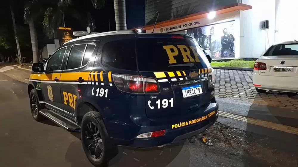 PRF prende casal com caminhonete roubada e adulterada em Ji-Paraná — veículo tinha registro de roubo em Cuiabá