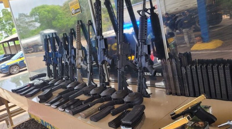 Vídeo: Casal de Rondônia é preso com caminhão carregado de armas pesadas na BR-070 