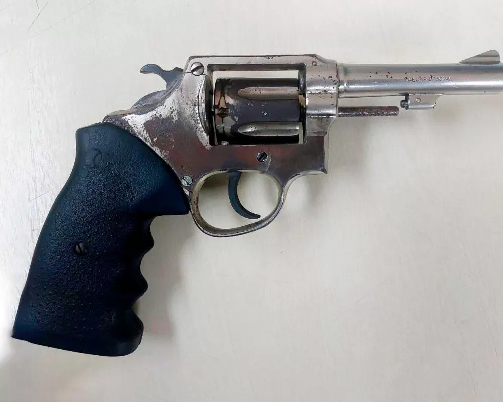 Polícia prende homem revólver calibre .38 e mandado de prisão em hotel de Ji-Paraná — Ligação com o Comando Vermelho
