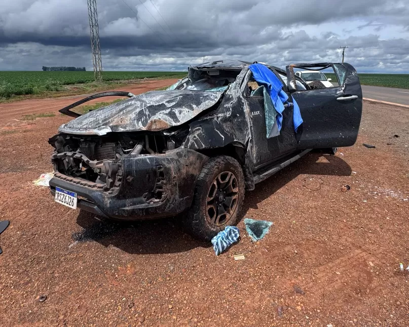 Família de Ji-Paraná sofre grave capotamento na BR-364 e seis ficam feridos — Caminhonete saiu da pista capotando várias vezes