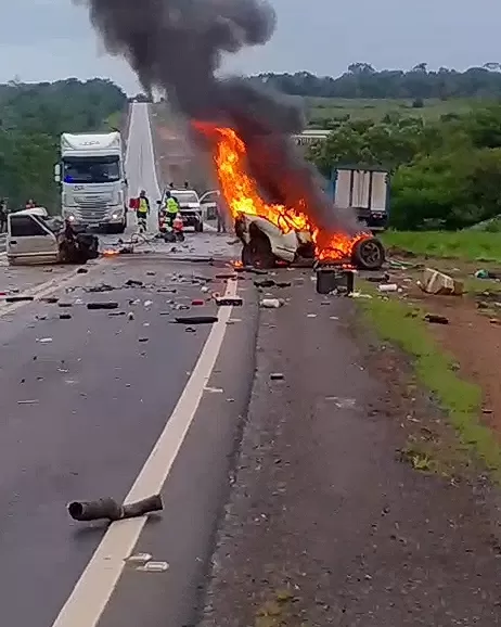 Vídeo: Homem morre carbonizado após colisão brutal entre moto e carro na BR-364 — Camionete estraçalhada partiu ao meio 