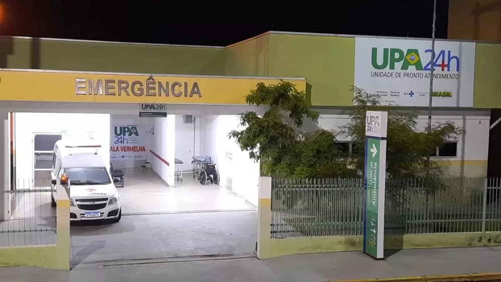 Acidente em Ji-Paraná: Moto colide violentamente com carro e deixa duas pessoas gravemente feridas na Avenida Brasil
