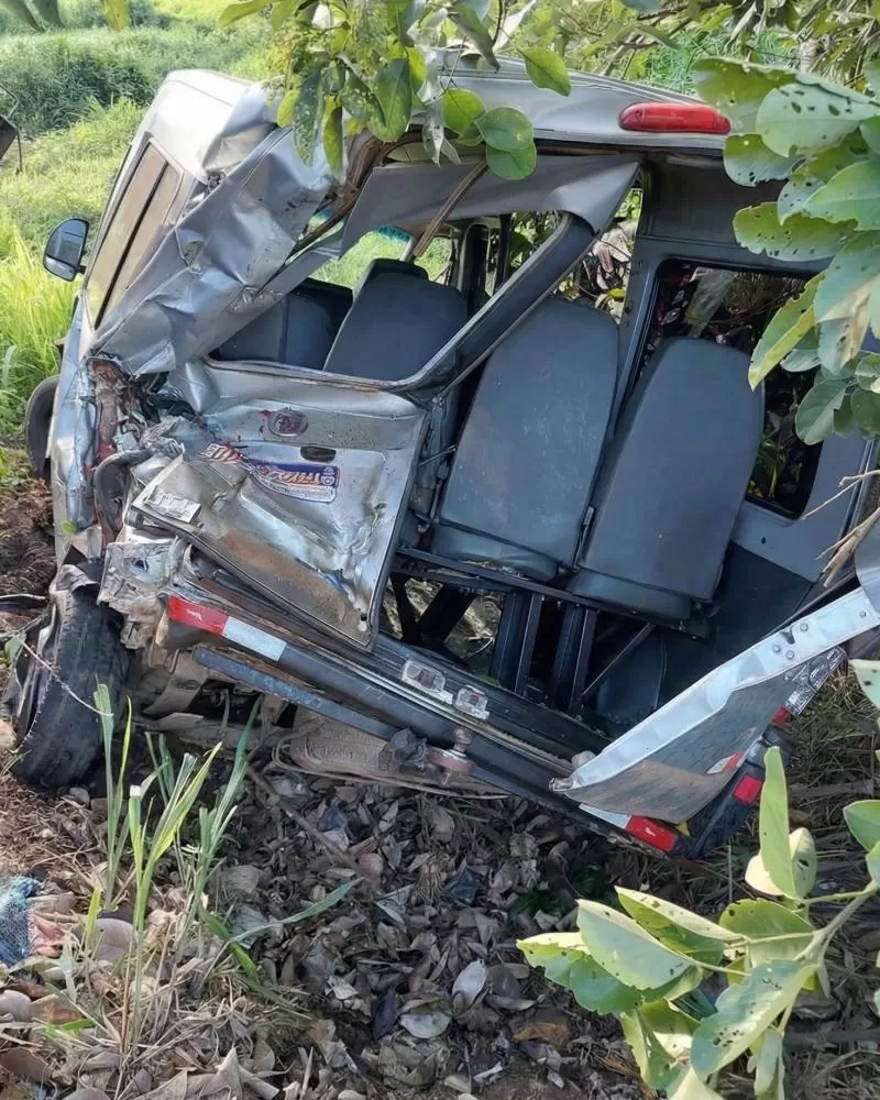 Vídeo: Van do IFRO se envolve em colisão na BR-364 e deixa nove adolescentes, um é transferido em estado grave para Ji-Paraná