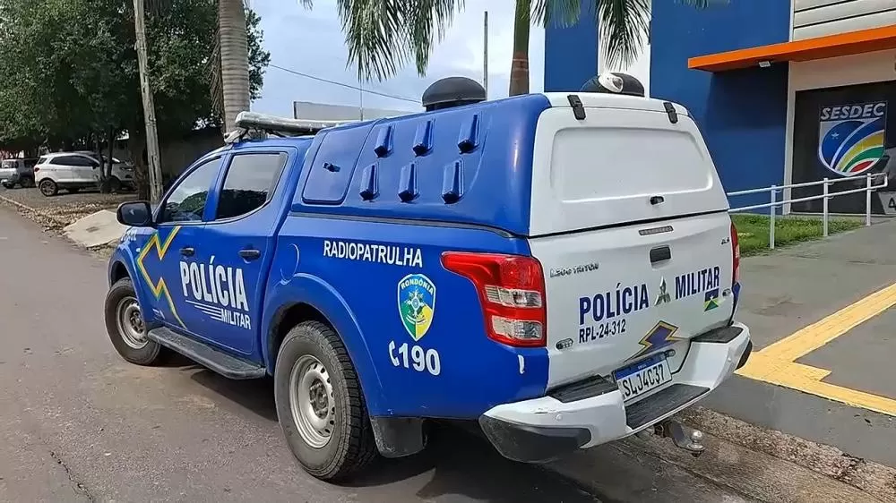 Mulher corre pelas ruas para fugir de marido armado com uma faca de açougue em Ji-Paraná