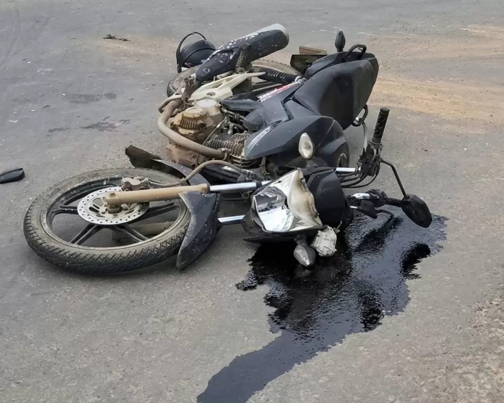 Motociclista fica ferido após batida com caminhão no cruzamento da Av. Menezes Filho com Rua Júlio Guerra em Ji-Paraná